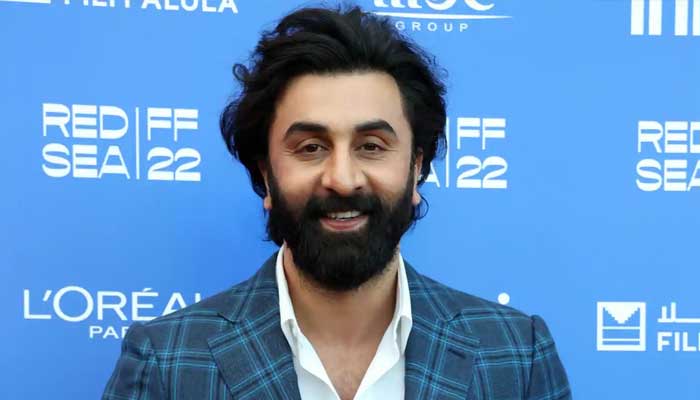 Ranbir Kapoor threw a fan's mobile phone after taking a selfie Ranbir Kapoor threw a fan's mobile phone after taking a selfie