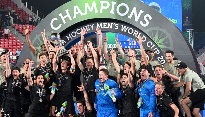 The German team celebrates the victory with the trophy - Photo: AFP