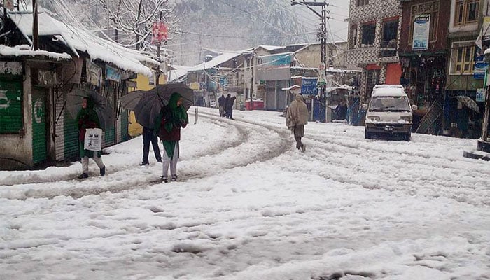 Heavy snowfall in Murree, electricity suspended File photo