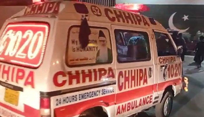 Karachi, a person was burnt for resisting robbery File photo