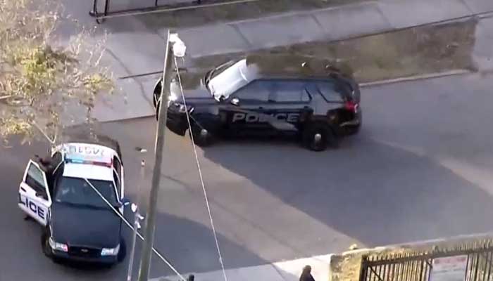 Indiscriminate firing by car-riding suspects, 10 people injured Police are at the scene after the shooting.