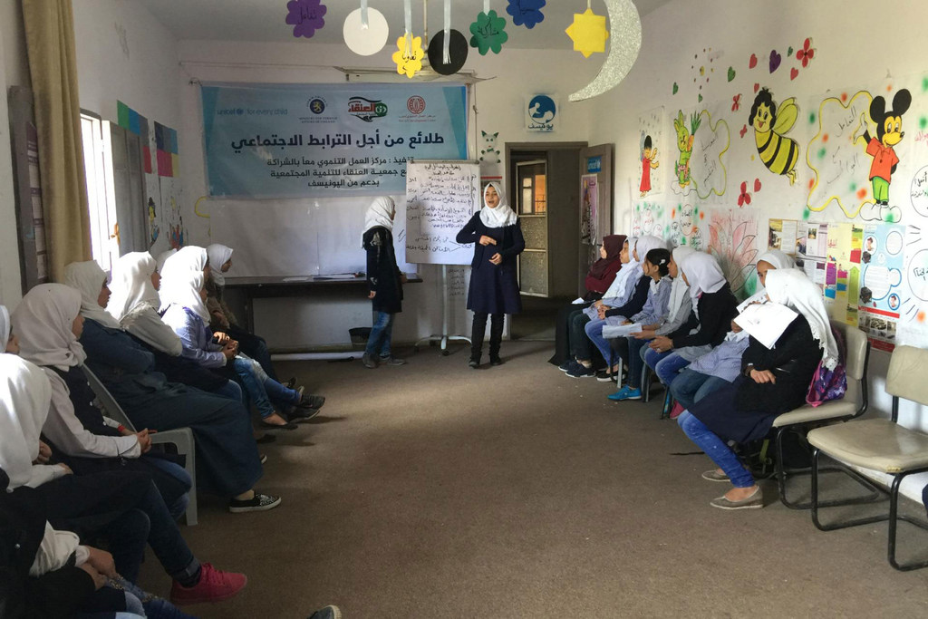 Participants in a workshop in a family centre at Anqaa society in Jabaliya, northern Gaza. (2016) Participants in a workshop in a family centre at Anqaa society in Jabaliya, northern Gaza. (2016)
