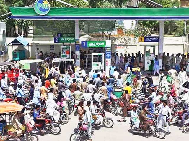 Before the implementation of the new price of petrol, citizens turned to petrol pumps, chaos spread