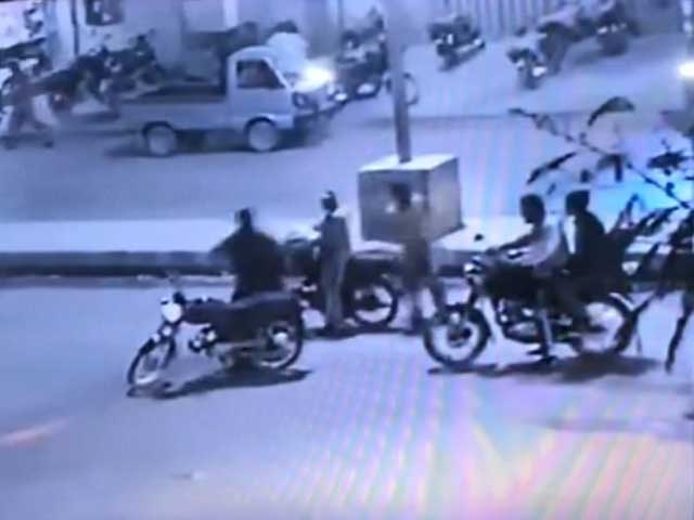 Pictures of bandits looting freely in the middle of the road in Karachi have gone viral