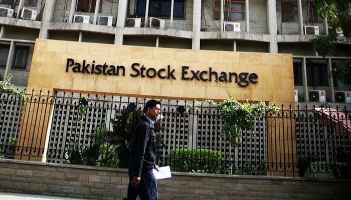 A sharp decline in the PSX, the 100 index fell 579 points