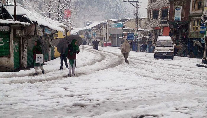 Heavy snowfall in Murree, electricity suspended