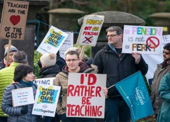 Teachers' strike in UK, talks between education minister and union failed