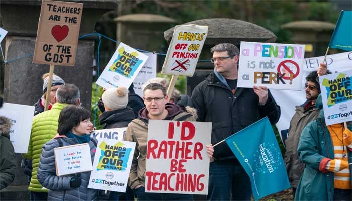 Teachers' strike in UK, talks between education minister and union failed