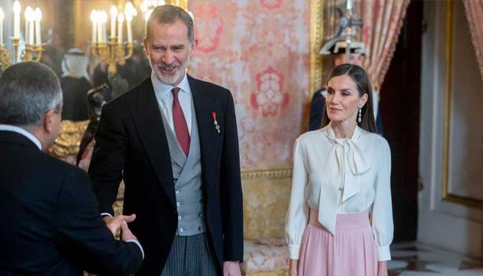 The Iranian ambassador proceeded without shaking hands with the Spanish queen