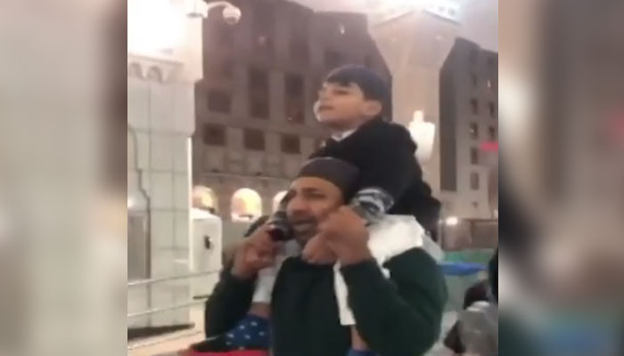 The video of Sarfaraz Ahmed reciting naat with his son in Medina went viral