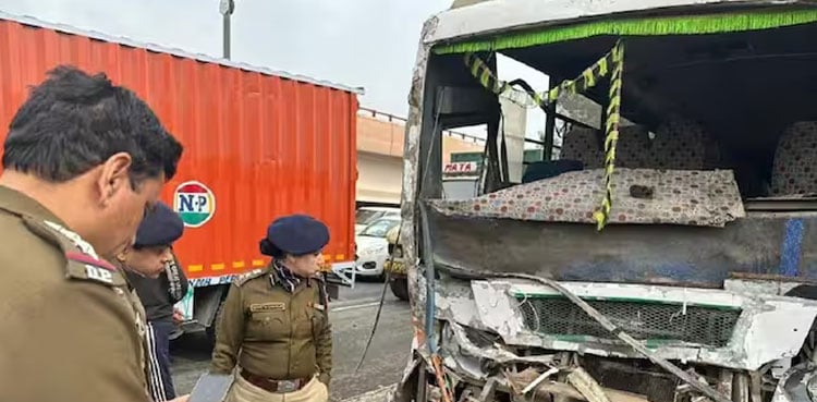 Horrific collision between #Delhi school buses, many students injured Horrific collision between #Delhi school buses, many students injured