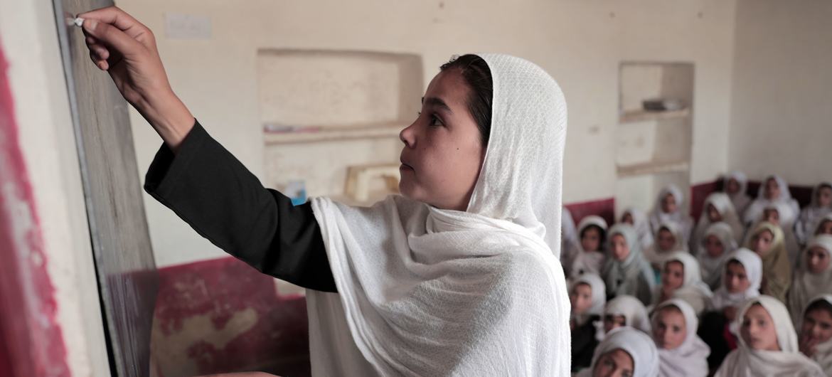 Girls attend an Accelerated Learning Centre (ALC) class in Wardak Province in the central region of Afghanistan. (file)