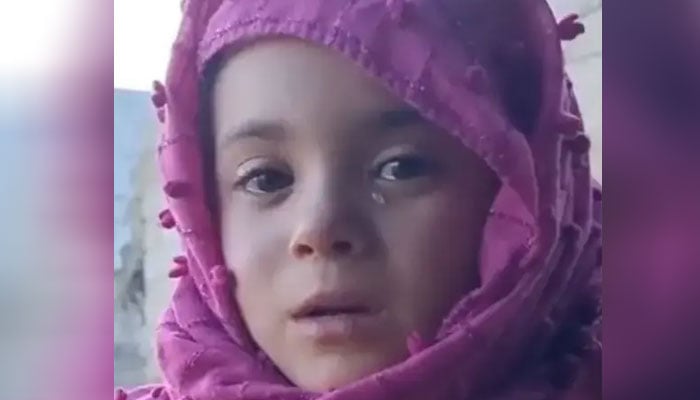 The tears of the little Syrian girl who lost her sister in the extreme cold came in handy Photo screen grab