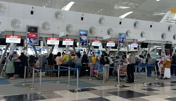 Hastily, the parents dropped off the toddler at the Israeli airport File photo