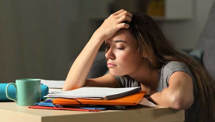 Adolescent girls struggle with depression and suicidal thoughts symbolic image