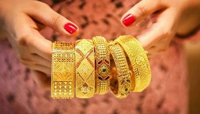 A big drop in gold price by Rs 3700 per tola today Photo: File