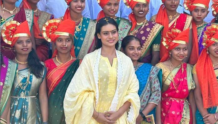 Naisa Devgan inaugurated a digital library for poor students Naisa Devgan inaugurated a digital library for poor students
