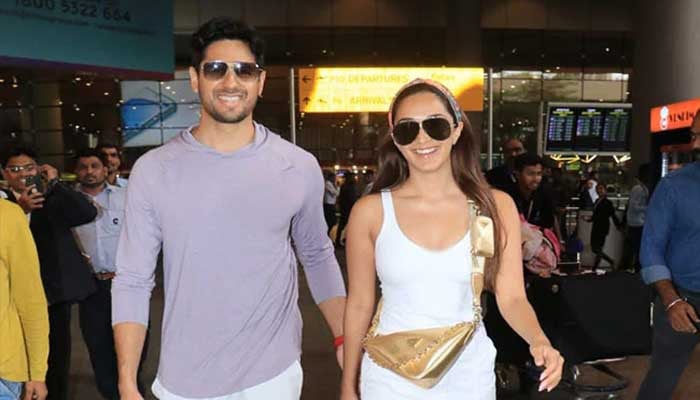 Kiara and Siddharth leave for their trip at the Mumbai airport with smiles on their faces