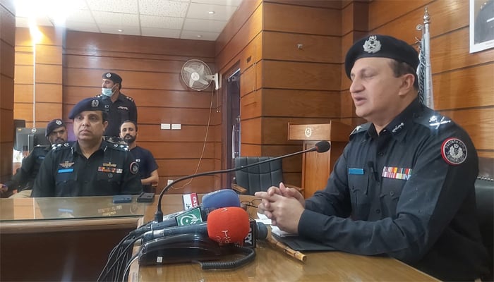 Kudos to the frontline fighter officers of the Karachi Police Chief Karachi Police Chief Javed Alam Odhu reached the office of DIG East Makkads Haider