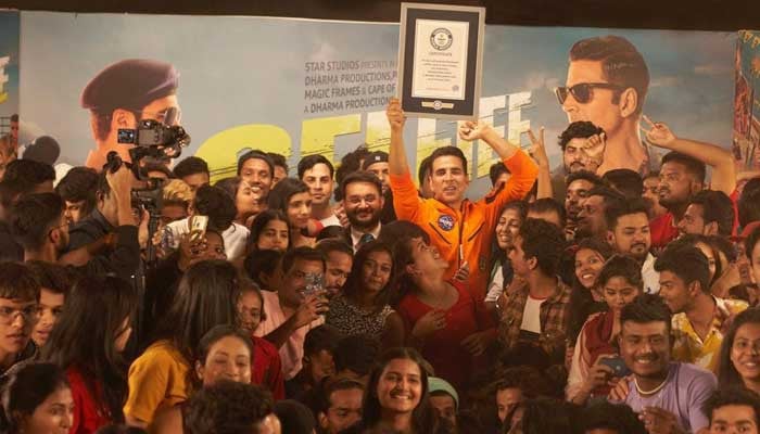 Akshay Kumar's world record of selfies with fans