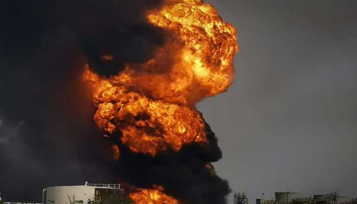 Fire in three oil refineries in Mexico, 8 injured Flames are rising after a fire in a refinery.
