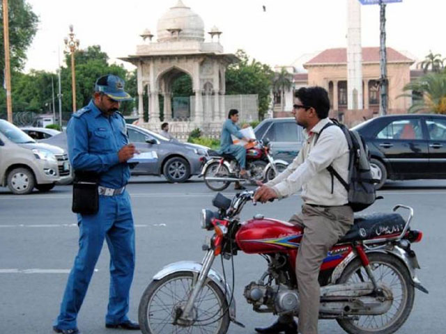 Why challan?  Dozens of people tortured traffic officials in Lahore