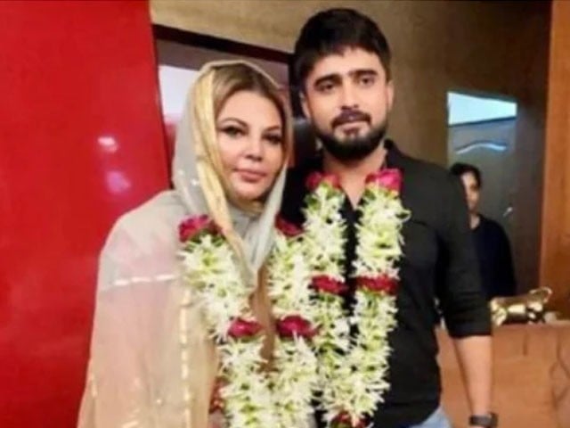 Indian actress Rakhi Sawant cried in front of the media over her husband's infidelity (Photo: Instagram)