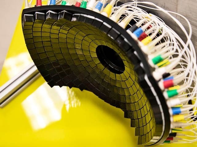 Sound can cure cancer in two ways In the image, 260 electrodes or elements emitting 700 kilohertz sound waves are installed which can attack the cancer twice. Photo: Courtesy of University of Michigan