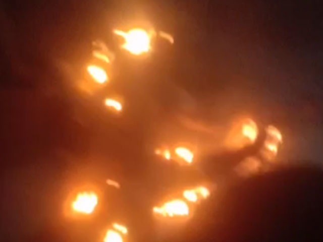 Two bandits were burnt alive by angry citizens in Karachi More details are being obtained regarding the identity of the accused (Photo: Screen grab).