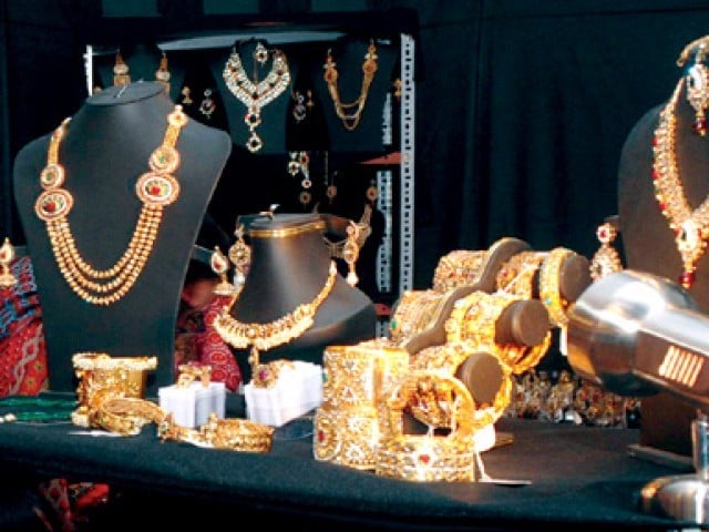 KARACHI: A robber escaped from a jewelery shop after looting 50 lakhs in cash and jewellery Clifton police have registered a case of the incident (file photo).