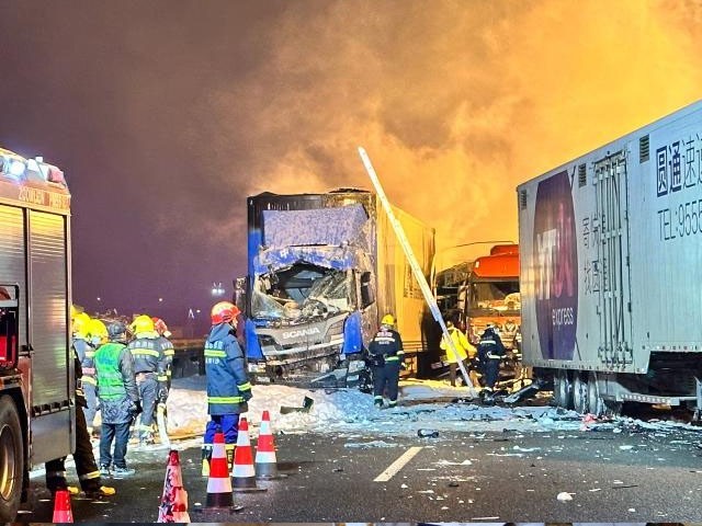 55 vehicles collide on highway in China; 16 killed and 66 injured 6 out of 66 people are seriously injured, Photo: Twitter