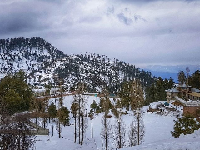 Arrival of more than 8 lakh tourists to see the snowfall at the tourist spots of Khyber Pakhtunkhwa