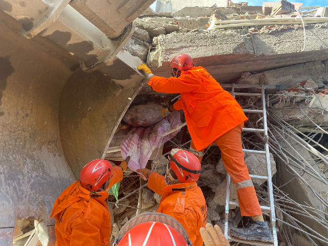 'Don't Lose Hope': Pakistan Army Relief Teams Trying To Help Turkey Earthquake Victims —Photo: NDMA