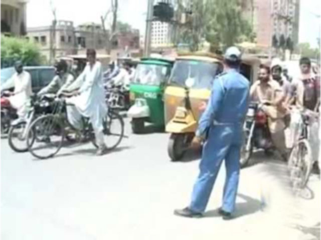 The traffic warden who abused the citizen was suspended, the charge sheet was issued