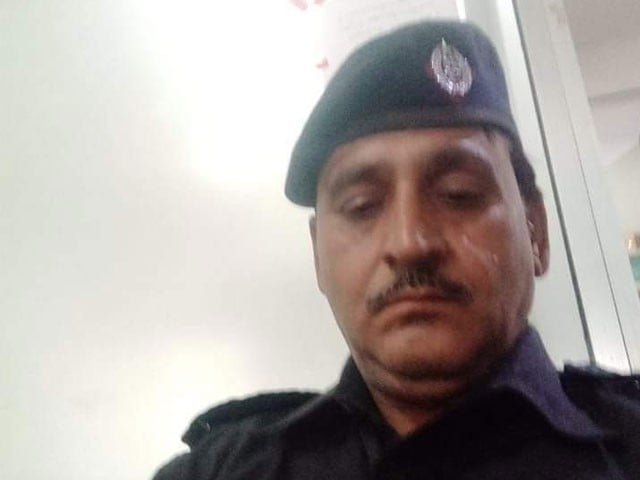 A policeman was robbed at the police station gate in Karachi Now the soldiers have become unsafe even in the police stations