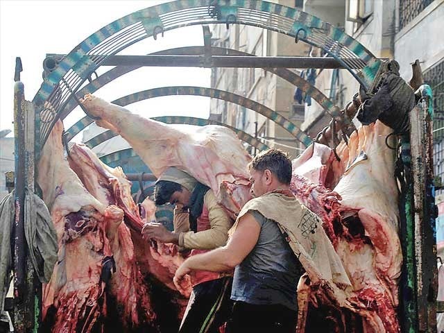 900 kg meat of illegally slaughtered animals seized The Department of Veterinary Services handed over the confiscated meat to welfare organizations. Photo: Express