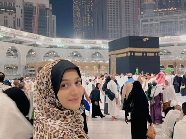 Actress Zaranish Khan deleted her old photos after performing Umrah Actress Zaranish Khan deleted her old photos after performing Umrah