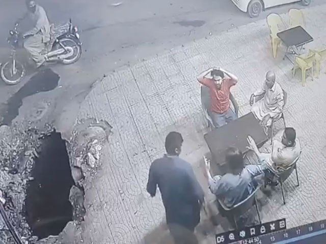 In Karachi, robbers robbed people sitting at a tea hotel, the video came out The accused escaped without any fear after the incident.