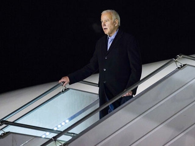 The reality of the video of the US President falling from the plane has been revealed The American president also fell while walking the steps of the plane in Atlanta, Photo: File