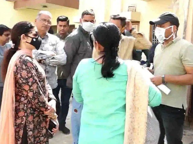 Fear of Corona, a woman imprisoned in the house with her son for 3 years has been rescued The woman and the child were sent to the hospital for a mental and psychological examination: Photo: Internet
