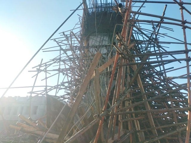 A bridge under construction in Islamabad collapsed, a worker died At the time of the accident, the work of filling the pillar was going on: Photo: Express News