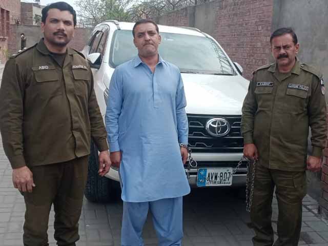 Lahore;  A man riding a Land Cruiser was arrested for torturing a young man