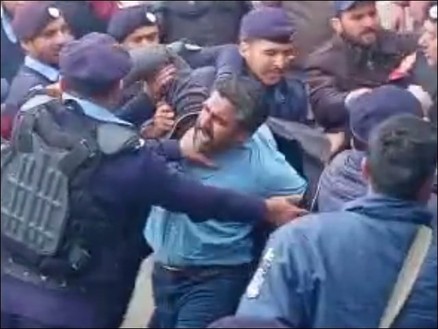 Express News reporter and other journalists were tortured by Islamabad police The reporter of New News was also beaten and his mobile phone was taken away, both journalists were thrown out of the High Court (Photo: Video Grab)