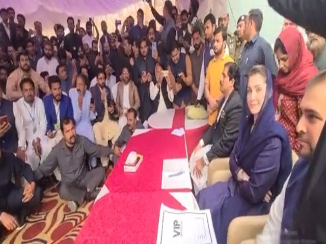 Sahiwal: Maryam Nawaz's security team and League workers clashed at the workers' convention Photo: Screen grab
