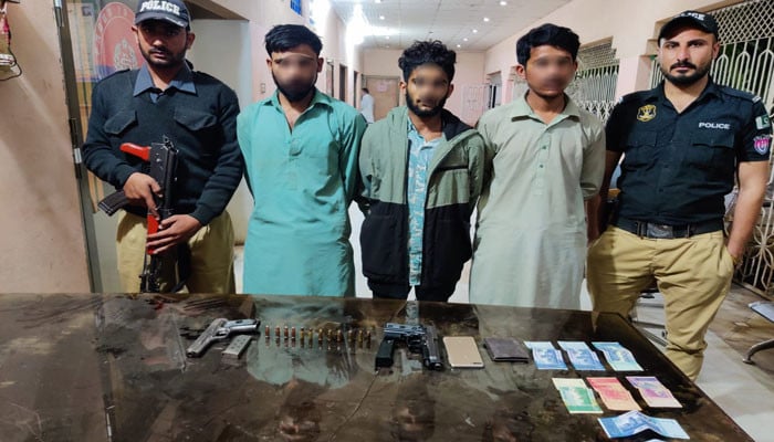 3 street criminals arrested with weapons from Shah Latif Town