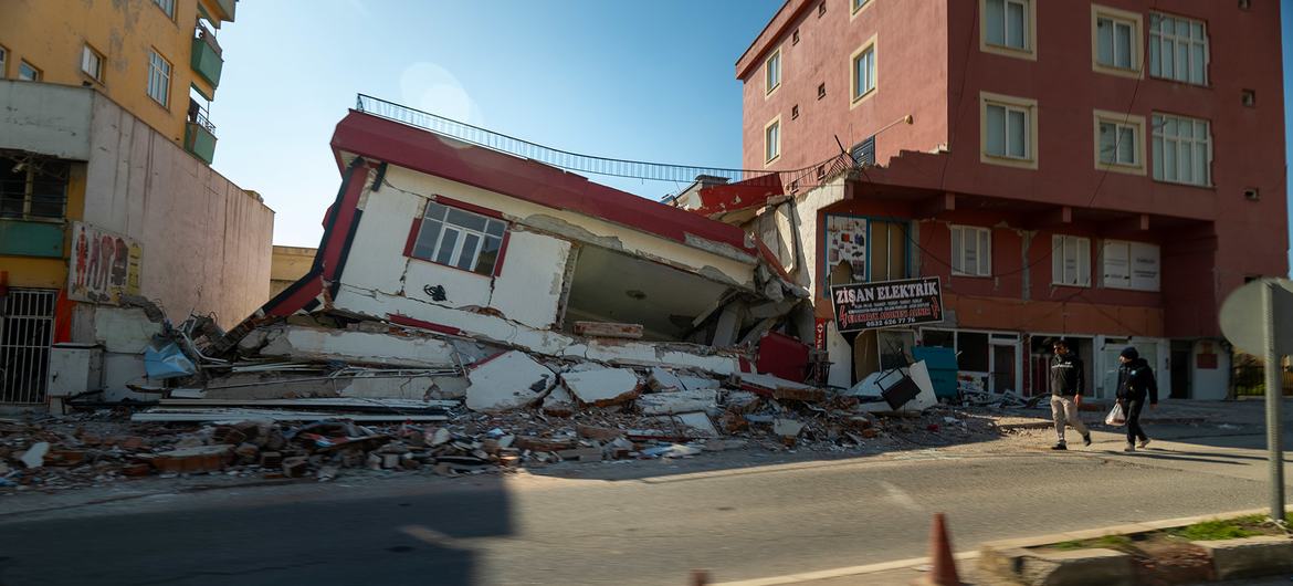 Clearing rubble, for example in Kahramanmaraş in Türkiye, is an essential part of recovery efforts following the earthquake. Clearing rubble, for example in Kahramanmaraş in Türkiye, is an essential part of recovery efforts following the earthquake.