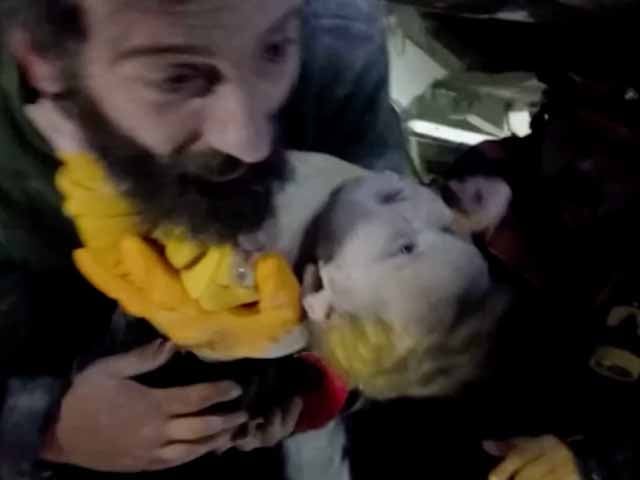 After 68 hours in Turkey, the child buried under the rubble was pulled out alive, the video went viral