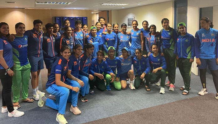 After the match, players of Pakistan and Indian teams mingled