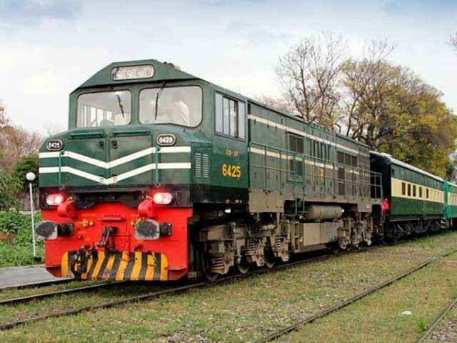 Allama Iqbal Express from Peshawar to Karachi narrowly escaped a major accident in Kotri