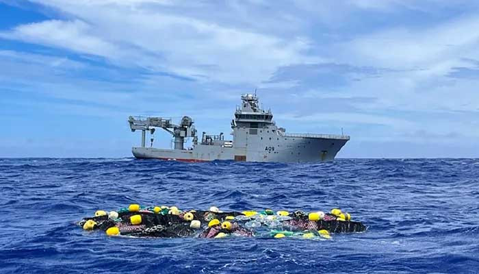 Authorities seized 3 tons of cocaine floating on the sea